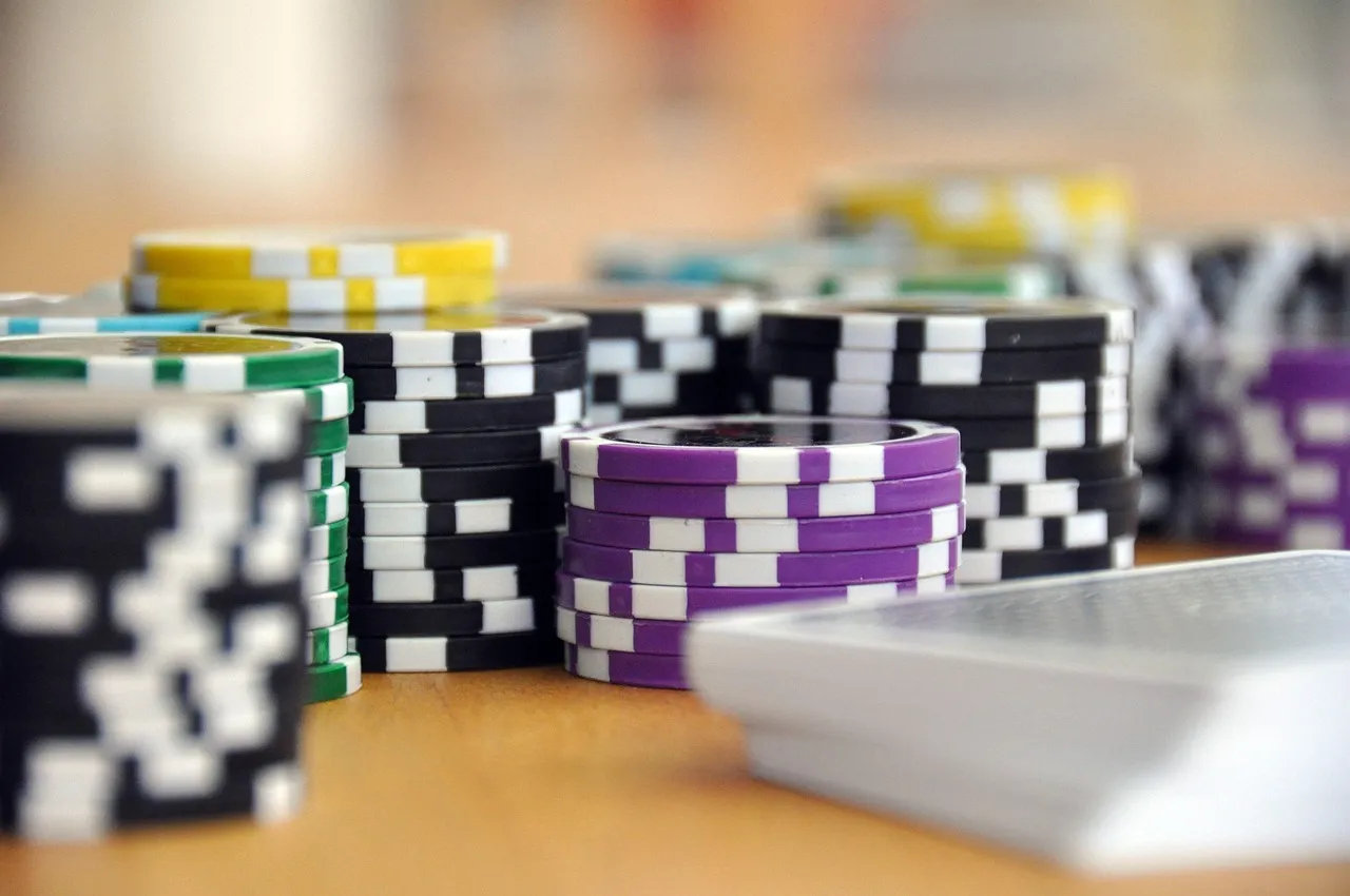 Mano de blackjack con cartas en la mesa del casino