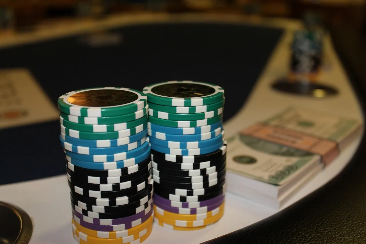 Crupier del casino barajando cartas